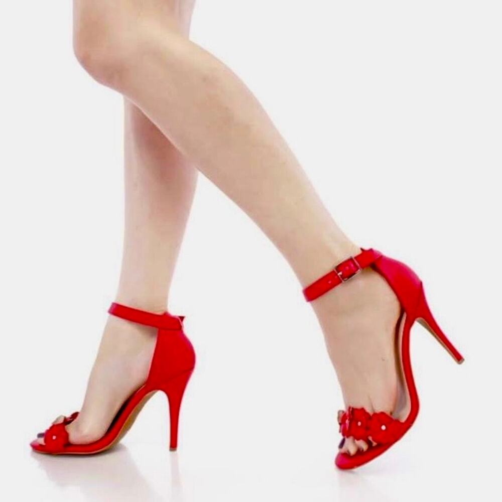 NWOT Anne Michelle Red Flower Petal Strappy 4” Heel Sandals. Size 6.5